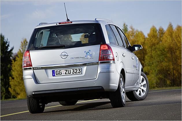 Eine breite Chromleiste lockert die Heckansicht des Zafira auf