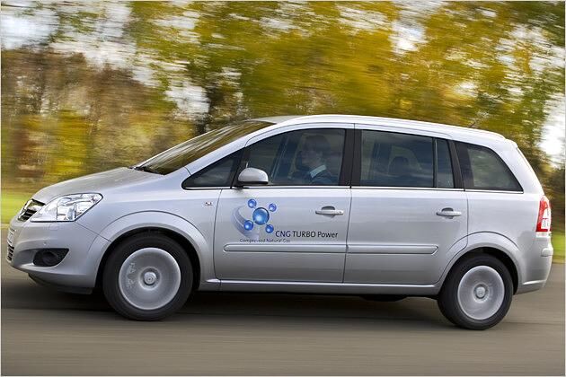 Einzig die Aufkleber auf der Seite verraten den 150-PS-Turbobenziner unter der Haube