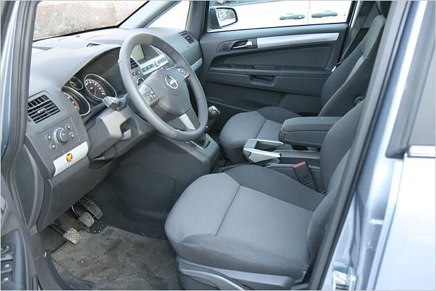 Funktionaler Zafira-Innenraum mit ungewöhnlichem Handbremshebel