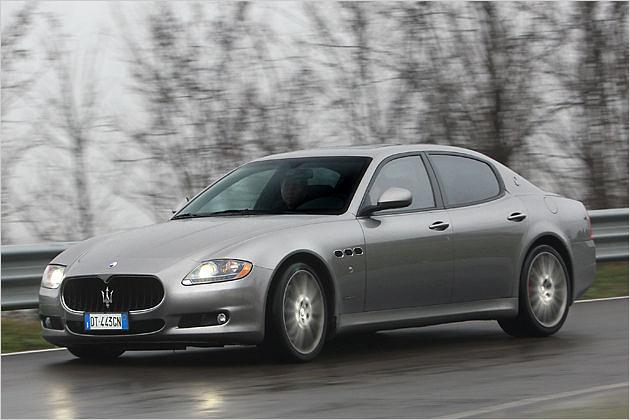 Der Sport GT S liegt vorn um 15, hinten um 11 Millimeter tiefer als der Quattroporte S