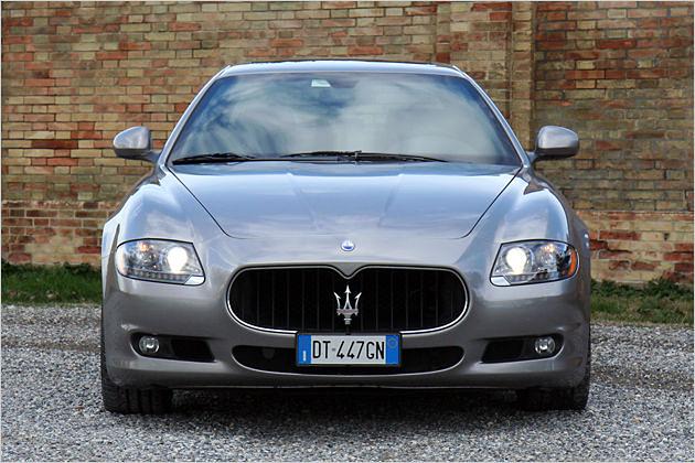 Hinter dem bissigen Gesicht verbirgt sich der stark gemachte 4,7-Liter-V8