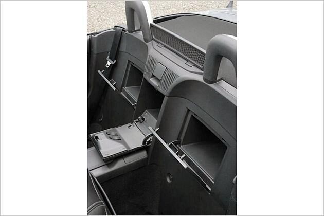 Mini-Verstecke: Hinter den beiden Sitzen gibt es noch zwei Handschuhfächer