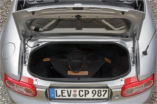 Reicht für zwei Flugzeug-Trolleys und zwei Stadt-Rucksäcke: Der 150-Liter-Kofferraum