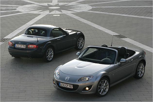 Rocker und Prinzessin: Der Softtop-Mazda (vorn) macht gegenüber dem Hardtop den Harten