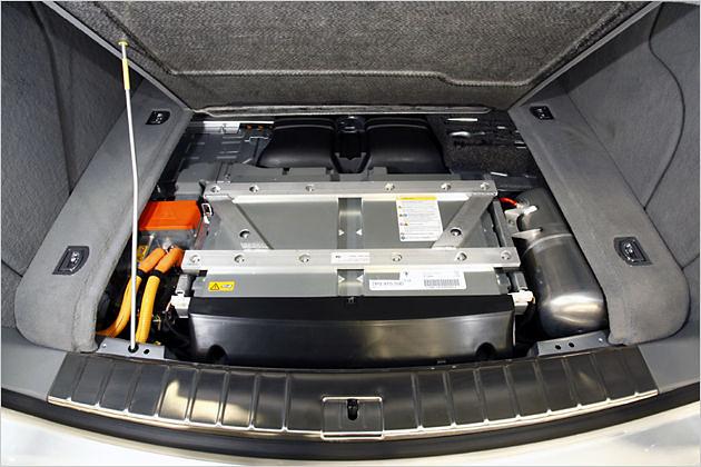 Unter der Kofferraumabdeckung: Der 70 Kilogramm Nickel-Metallhydrid-Akku