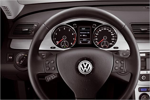 Cockpit: Im kleinen Rundinstrument links wird der CNG-Füllstand angezeigt, rechts der für Benzin