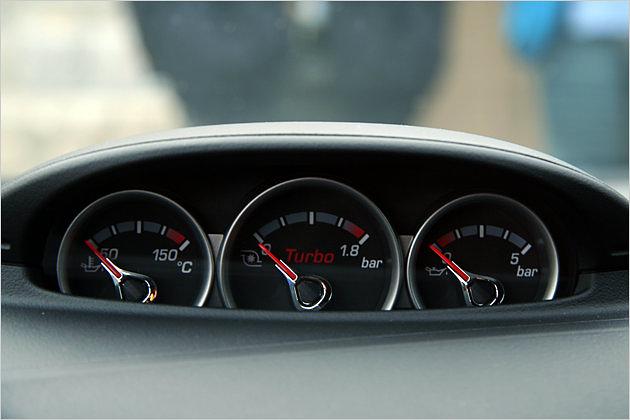 Die mittlere Anzeige informiert den Fahrer über den Ladedruck des Turboladers