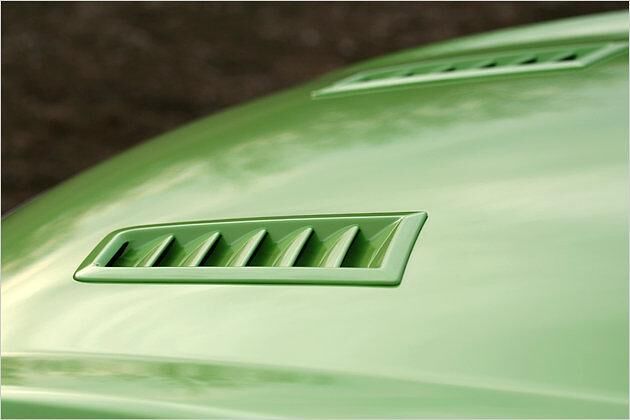 In der Motorhaube wurden zwei Entlüftungsöffnungen untergebracht