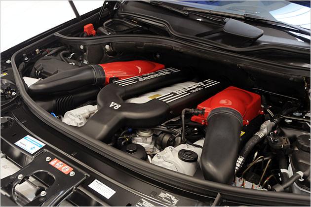 Unter der Haube arbeitet ein modifizierter V8-Motor mit 6,3 Liter Hubraum und zwei Turboladern