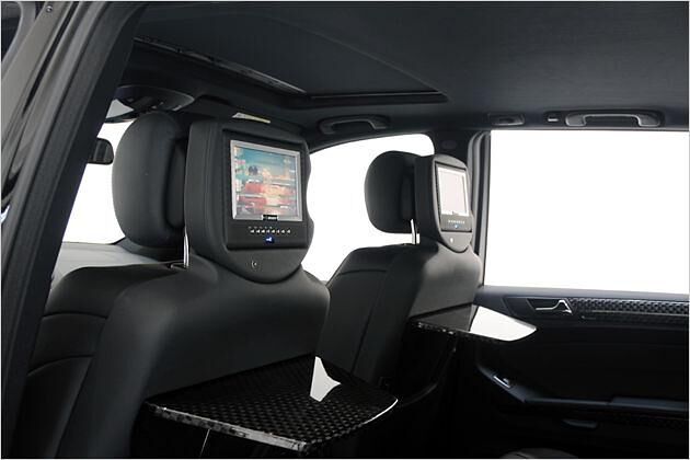 In die Rückseite der Fahrersitze sind Sieben-Zoll-LCD-Monitore samt DVD-Player integriert