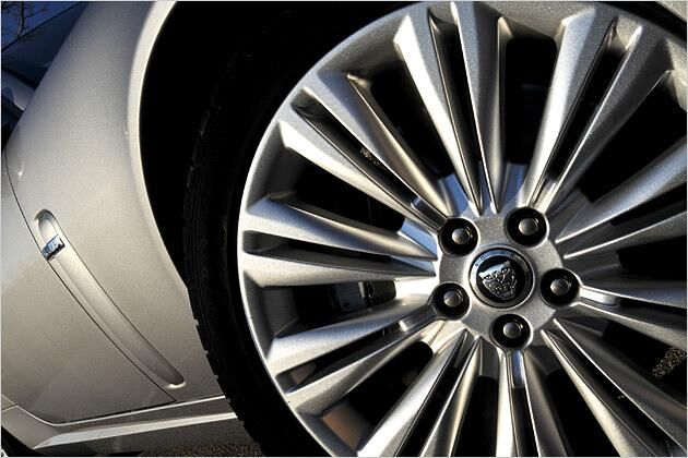 Der starke Diesel rollt auf 18-Zoll-Rädern mit Leichtmetall-Felgen