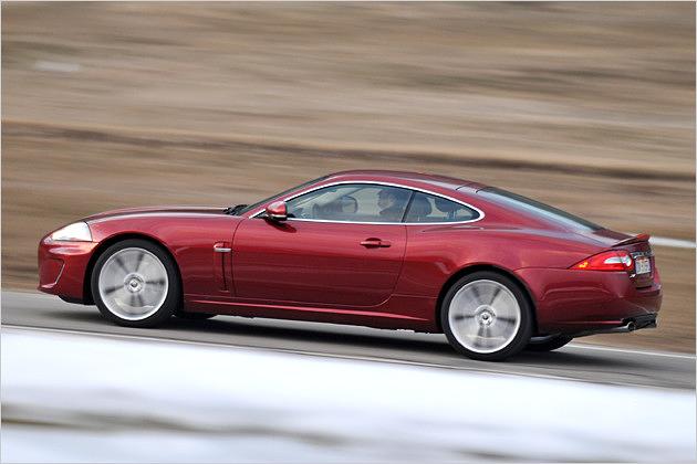 In 5,5 Sekunden kommt der XK mit 385-PS-Motor auf Tempo 100