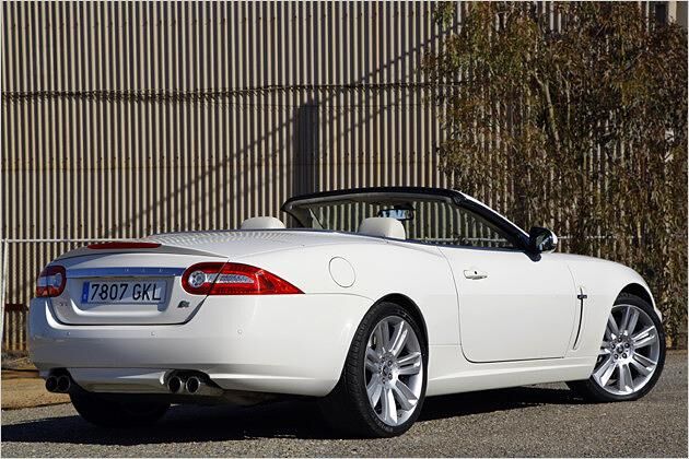 Die vier Endrohre gehören zu den Kennzeichen des XKR - der nicht aufgeladene XK hat nur zwei