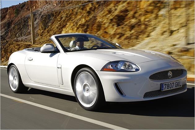 Beim XKR ist anders als beim XK nicht nur der obere, sondern auch der untere Teil des Maschengittergrills verchromt