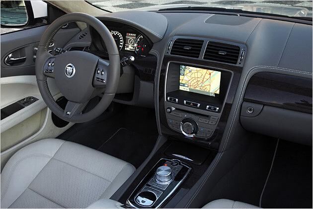 Edel: Das XKR-Cockpit, hier mit einer Mittelkonsole in schwarzem Pianolack