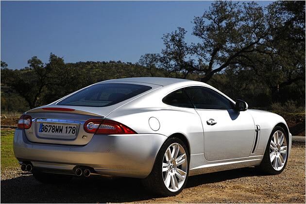 Insgesamt ist der XKR ein Sportwagen mit sehr starker Motorisierung und vergleichsweise komfortabel ausgelegtem Fahrwerk