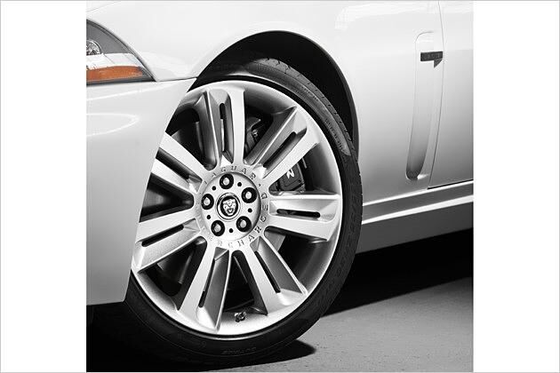 Supercharged-Prägung in der Felgenmitte: Auch an den Rädern kann man den XKR erkennen