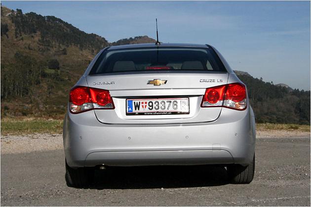 Der Cruze begrüßt den nachfolgenden Verkehr mit einem stämmigen Heck
