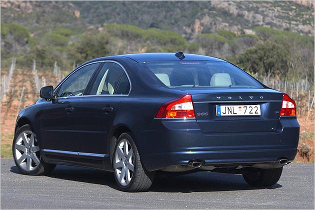 Die Buchstaben des Volvo-Schriftzugs sind nun breit über den Kofferraumdeckel gezogen