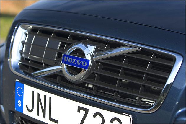 Der S80 erhält ein größeres Volvo-Logo im aktuellen Markendesign