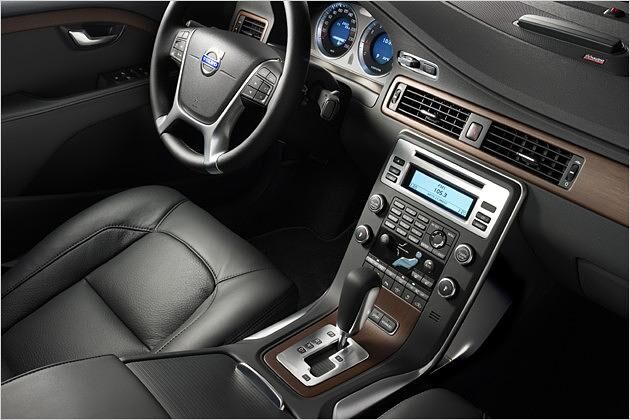 Die frei schwebende Mittelkonsole kommt ähnlich auch im XC60 zum Einsatz