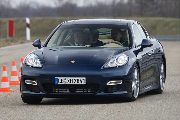 Beim Slalom zeigt der Panamera fast keine Wankbewegungen