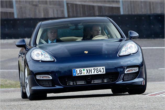 Mit bis zu 500 PS unter der Haube ist der Panamera auch auf der Rennstrecke gut unterwegs