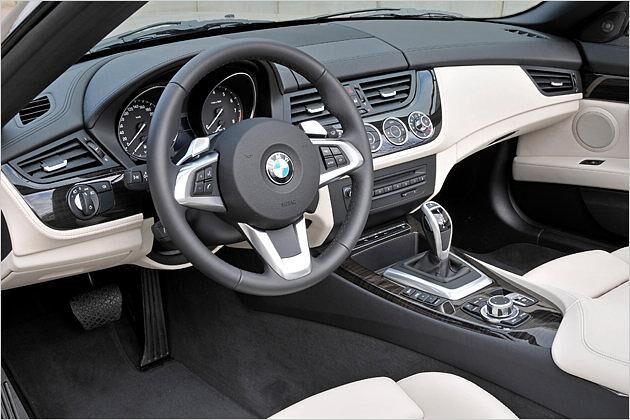 Die Mittelkonsole ist leicht zum Fahrer geneigt