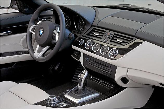 Mit einem Joystick-artigen Hebel werden die Fahrstufen eingelegt oder mit der Hand geschaltet