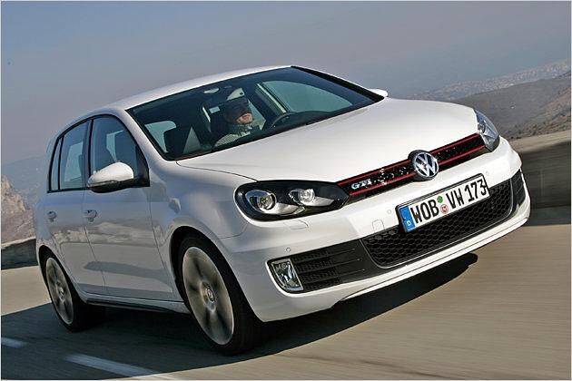 Legendäre Linien: Die roten Streifen im Waben-Kühlergrill zeigt der GTI seit der ersten Generation