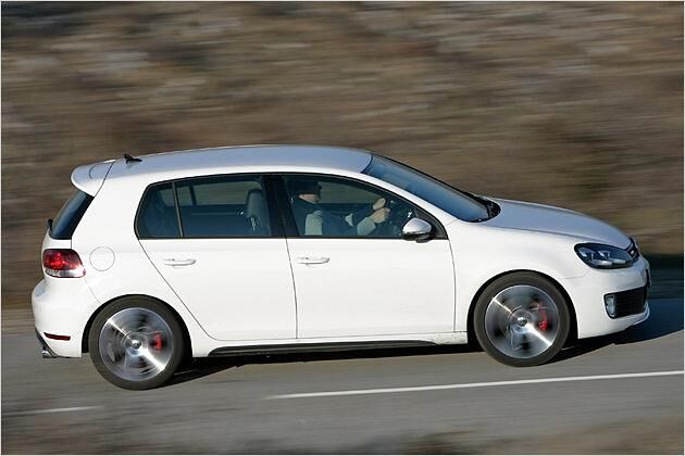 Mit schwarzem Seitenschweller zieht sich der GTI in 6,9 Sekunden von null auf 100 km/h