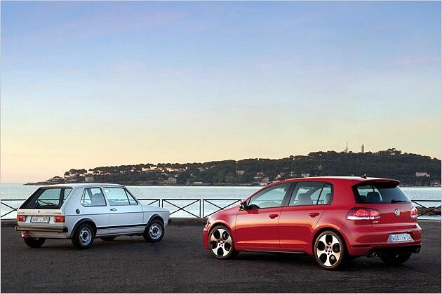 Schon der erste GTI (links) zeigte sich als agiler Fahrspaßvermittler