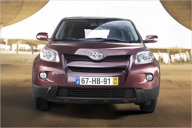 Typisch SUV, trotz der kleinen Abmessungen: Die Front ist bei beiden Versionen gleich beeindruckend