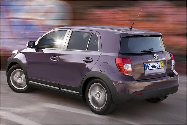 Kunststoff an den unteren Karosserierändern verleiht dem Auto zusätzliches SUV-Flair