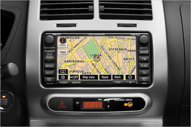 Optional gibt es ein Navi mit großem Display und Festplatte als Datenspeicher