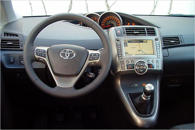 Der Corolla Verso hatte die Instrumente vor dem Lenkrad, nun sind sie in die Mitte gerückt