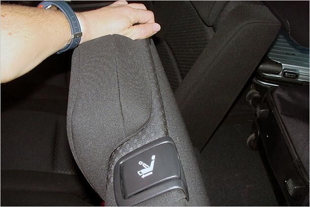 Die Sitze werden mit einem Griff umgeklappt - die vorn sichtbare Klappe dient nur zum Einstieg in die dritte Reihe