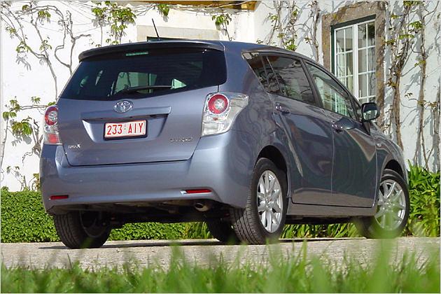 Die weißlichen Rückleuchten sind ebenfalls vom Corolla Verso bekannt