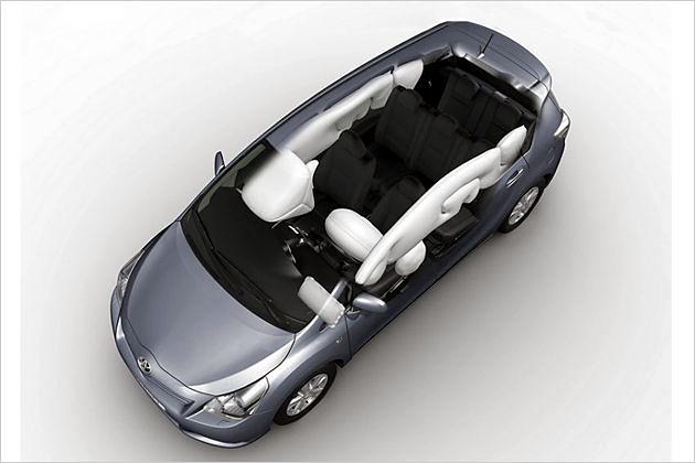 Sieben serienmäßige Airbags: 2 Frontairbags, 2 Seitenairbags vorne, 2 Kopfairbags für alle drei Reihen und ein Knieairbag für den Beifahrer