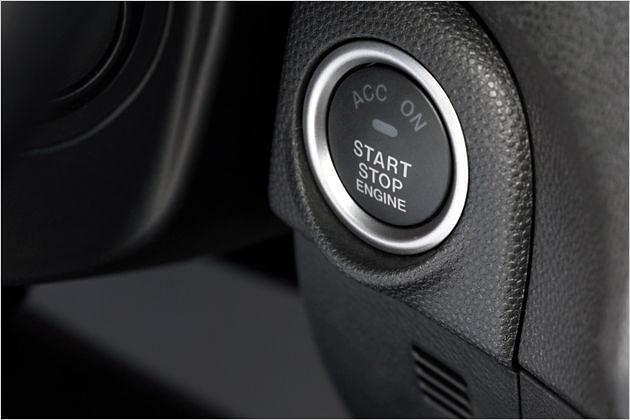 Verfügt der Japaner über ein schlüsselloses Zugangsssystem, wird der Motor über einen Knopf gestartet