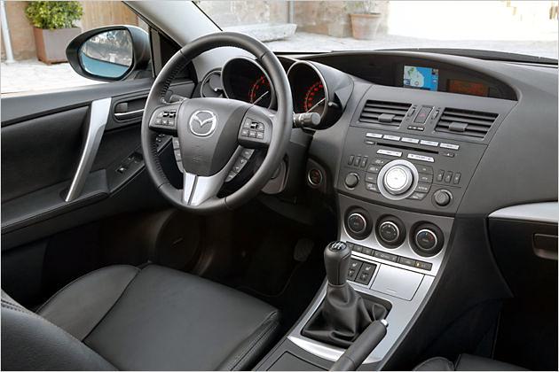 Das Cockpit im Mazda 3 ist stark auf den Fahrer ausgerichtet