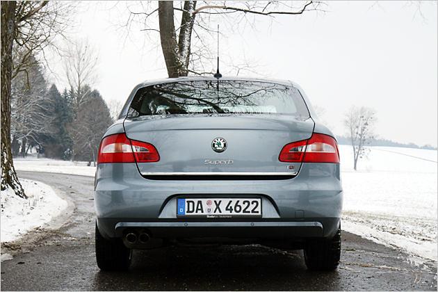 Präsent: Auch von hinten wirkt der Skoda Superb richtig groß