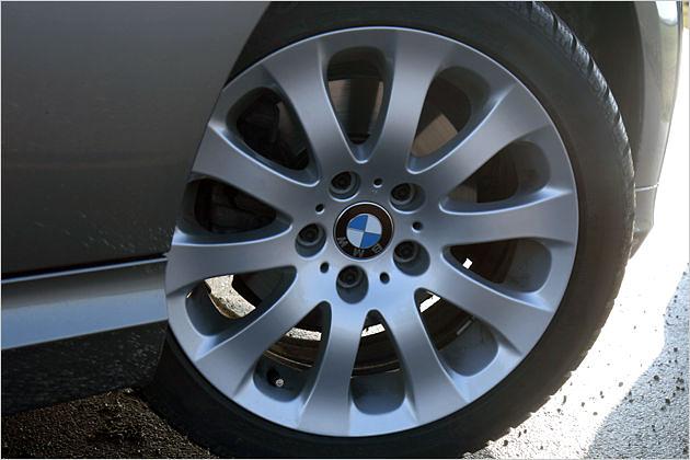 Ab Werk hat der 320d xDrive Touring 16-Zoll-Alus montiert