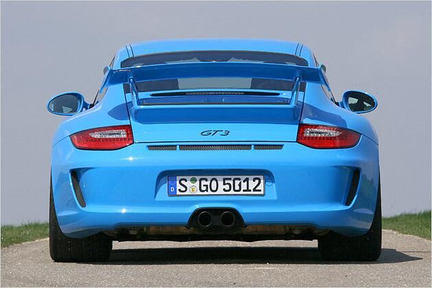 Typisch für den 911 GT3 sind die mittig angeordneten Endrohre