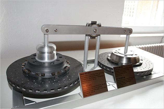 Die neuen Keramikbremsscheiben sparen pro Achse zwei Kilogramm