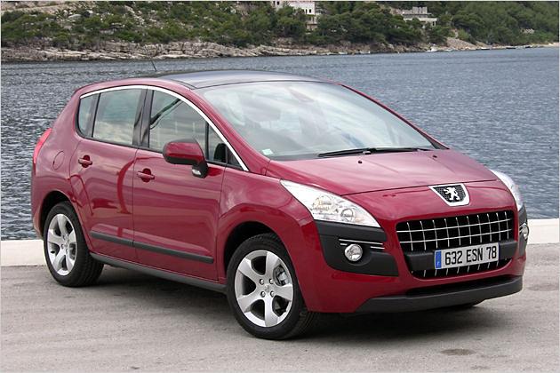 Der fast rechteckige Grill mit Chromstangen ist neu in der Peugeot-Designsprache