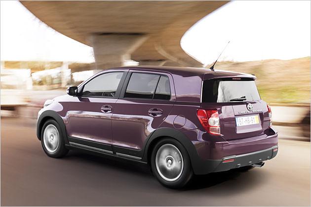 Auf der Autobahn wird das Mini-SUV laut
