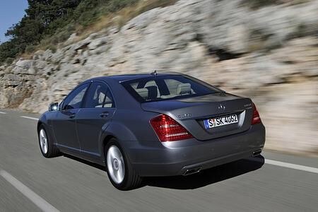 Neue Motoren für die Mercedes S-Klasse - Sparen im Smoking Neue Motoren für die Mercedes S-Klasse - Sparen im Smoking