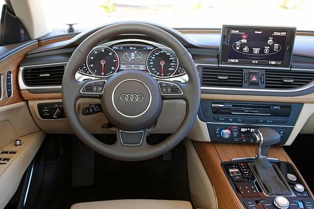 Im Innenraum kommen moderne Infotainment-Systeme einschließlich Internet-Anbindung zum Einsatz, Foto: Audi