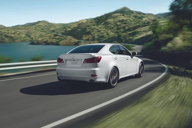 Kühlergrill, Frontschürze, Scheinwerfergrafik, Rückleuchten und Alufelgen wurden überarbeitet. Foto: Lexus
